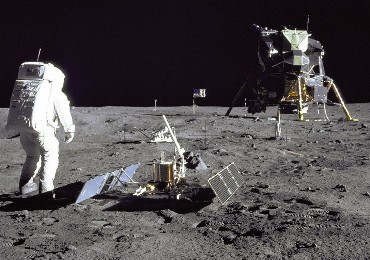 Aldrin sets seismometer: Apollo-11