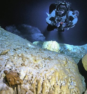 In underwater Hoyo Negro cave